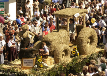 Heufigurenumzug beim Lammertaler HeuART Fest