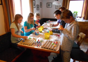 Die Kinder am Lämmerhof beim Ostereier bemalen und Basteln