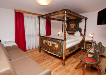 Familiensuite mit Himmelbett im Berghotel Lämmerhof